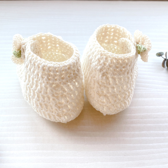 赤ちゃんへの贈り物・出産祝い　オーガニックコットンのふんわり可愛いお花のベビーシューズ　ベビー靴 3枚目の画像