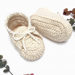 冬のおめかしふんわり可愛い手編みのベビーシューズ（新生児〜） 2枚目の画像
