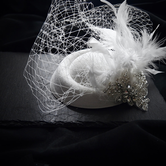 トークハット トーク帽 フェザー  羽 カクテルハット ヘッドドレス パーティー 白 ウェディング 和装 白無垢 色打掛 1枚目の画像