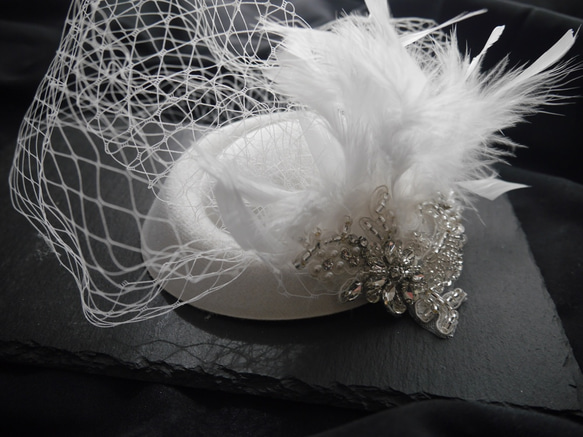 トークハット トーク帽 フェザー  羽 カクテルハット ヘッドドレス パーティー 白 ウェディング 和装 白無垢 色打掛 6枚目の画像