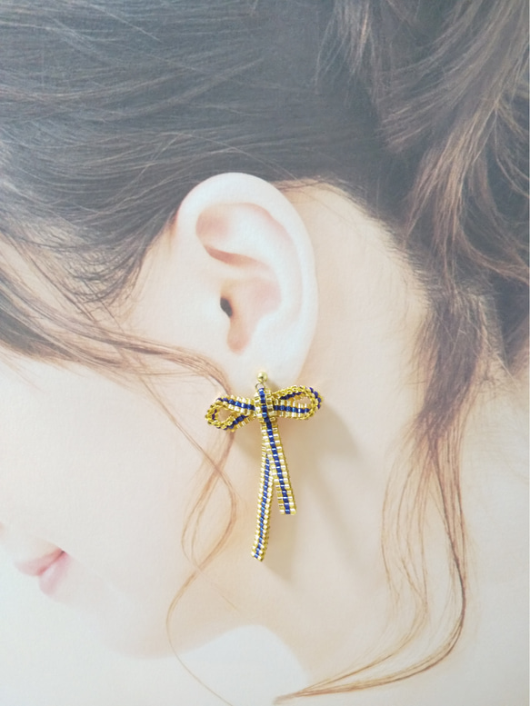 大人のビーズ織りリボンピアスGoldNavy(アレルギー対応） ピアス