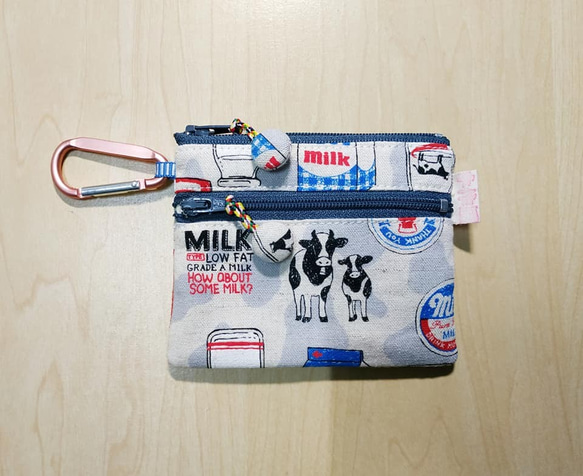 *預購*可塞口袋 便利雙拉鍊小錢包附鋁勾--乳牛&牛奶(玫瑰金勾) *日本布* 第1張的照片