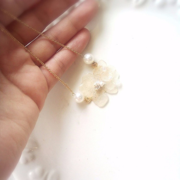 白紫陽花のネックレス 4枚目の画像