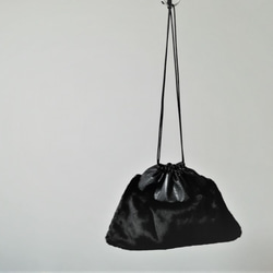 新作　エコファーとパイソンのふわふわ巾着バッグ（ブラック色） 1枚目の画像