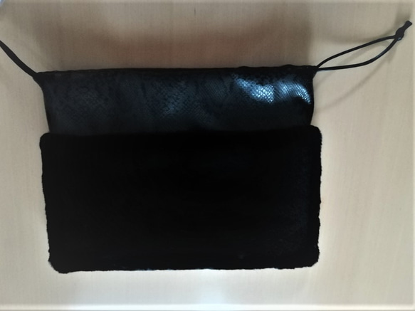 新作　エコファーとパイソンのふわふわ巾着バッグ（ブラック色） 5枚目の画像