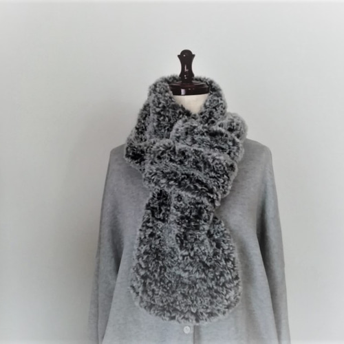 再販 輪に通してね。ふわふわ手編みのマフラー（ブラック） マフラー