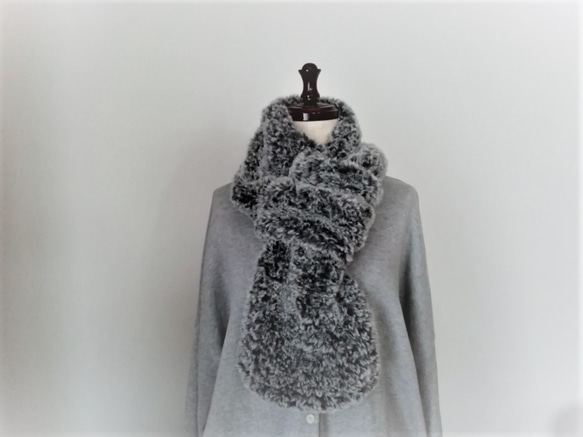 再販 輪に通してね。ふわふわ手編みのマフラー（ブラック） マフラー