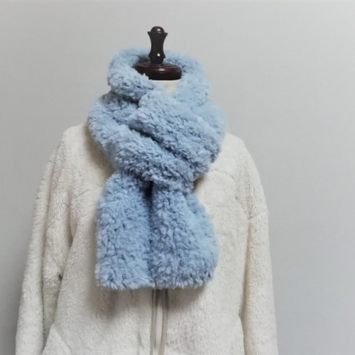 再販 輪に通してね。ふわふわ手編みのマフラー（くすみブルー