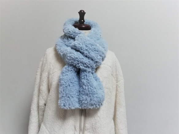 再販 輪に通してね。ふわふわ手編みのマフラー（くすみブルー