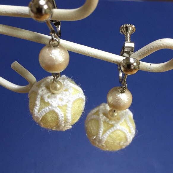 羊毛フェルトボールのタティング包みとコットンパールのイヤリング 2枚目の画像