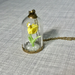 ガラスドームに入ったお花のネックレス 2枚目の画像