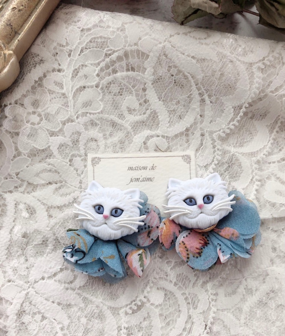 17 悲しき 沢山のお色のビジュ猫ちゃんハンドメイドピアスorイヤリング