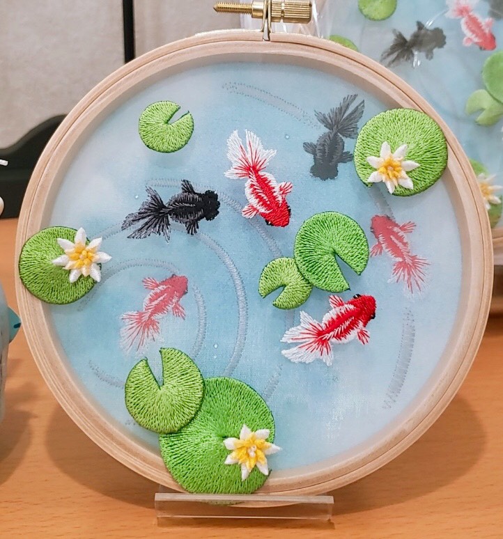 n*u様 ハンドメイド刺繍フレーム　金魚とアメショ さん