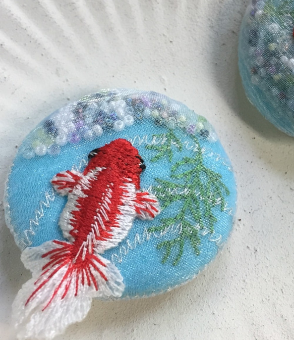 金魚刺繍のくるみボタンブローチ　国産ビーズと透けるオーガンジー 2枚目の画像