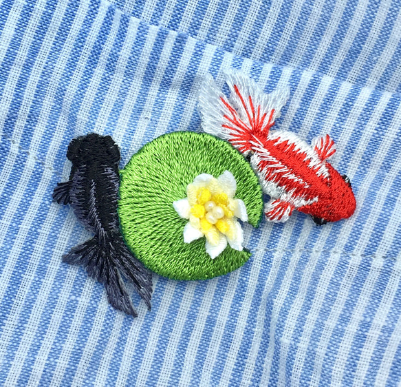 睡蓮と金魚の刺繍ブローチ 1枚目の画像