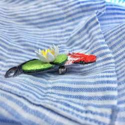 睡蓮と金魚の刺繍ブローチ 3枚目の画像