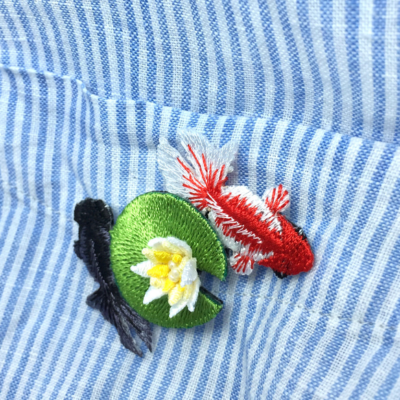睡蓮と金魚の刺繍ブローチ 2枚目の画像