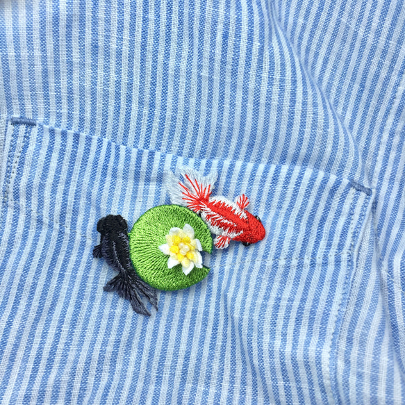 睡蓮と金魚の刺繍ブローチ 4枚目の画像