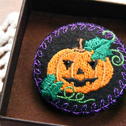 かぼちゃ③　ベージュ生地　刺繍ブローチ　ハロウィン SALE 【 ブローチ 】刺繍 かぼちゃ ハロウィン - Chikuri_to | minne