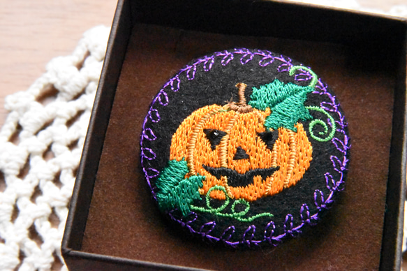 かぼちゃ③　ベージュ生地　刺繍ブローチ　ハロウィン 悪い顔のカボチャ 刺繍ブローチ ハロウィン ブローチ ソライロ刺繍