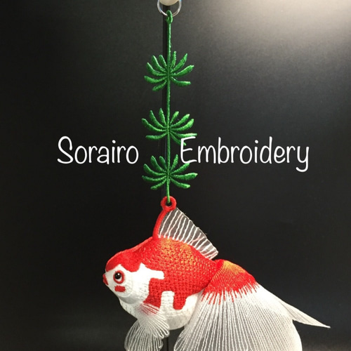 n*u様 ハンドメイド刺繍フレーム　金魚とアメショ さん 夢見る金魚の風鈴 立体刺繍 透けるオーガンジー ☆宅配便送料