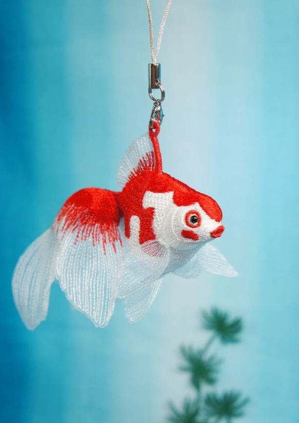 夢見る金魚の刺繍ストラップ　和の愛らしさ。 1枚目の画像