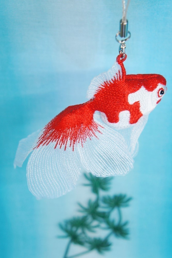 夢見る金魚の刺繍ストラップ　和の愛らしさ。 3枚目の画像