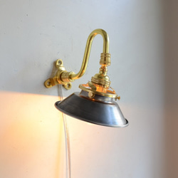 アイアンシェード 真鍮ウォールランプ ブラケットライト アンティーク インダストリアル系デザイン照明 2枚目の画像