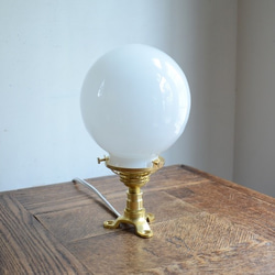 丸形ガラスシェード付き 真鍮テーブルランプ ブラケットウォールランプライト アンティークデザイン小ぶり照明 2枚目の画像
