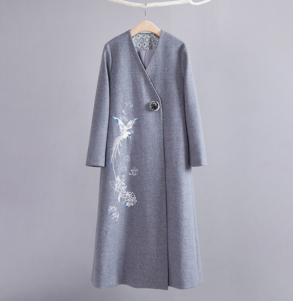 グレーのロングコート 花鳥刺繍 毛玉ボタン ウール混のVネックノー