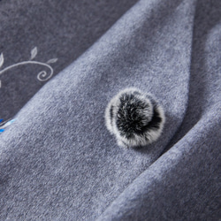 グレーのロングコート 花鳥刺繍 毛玉ボタン ウール混のVネックノーカラーコート 4枚目の画像