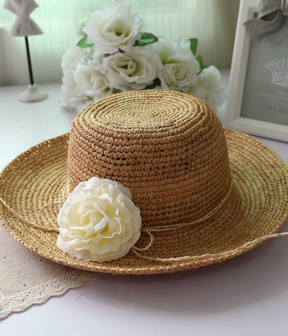 夏 細かい編み物 ツバキの飾りの麦わら帽子[h021] 2枚目の画像