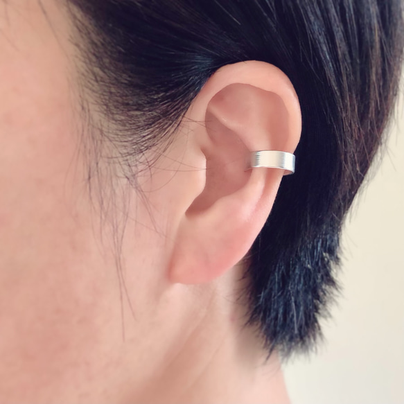 シルバーカラーイヤカフ 2枚目の画像