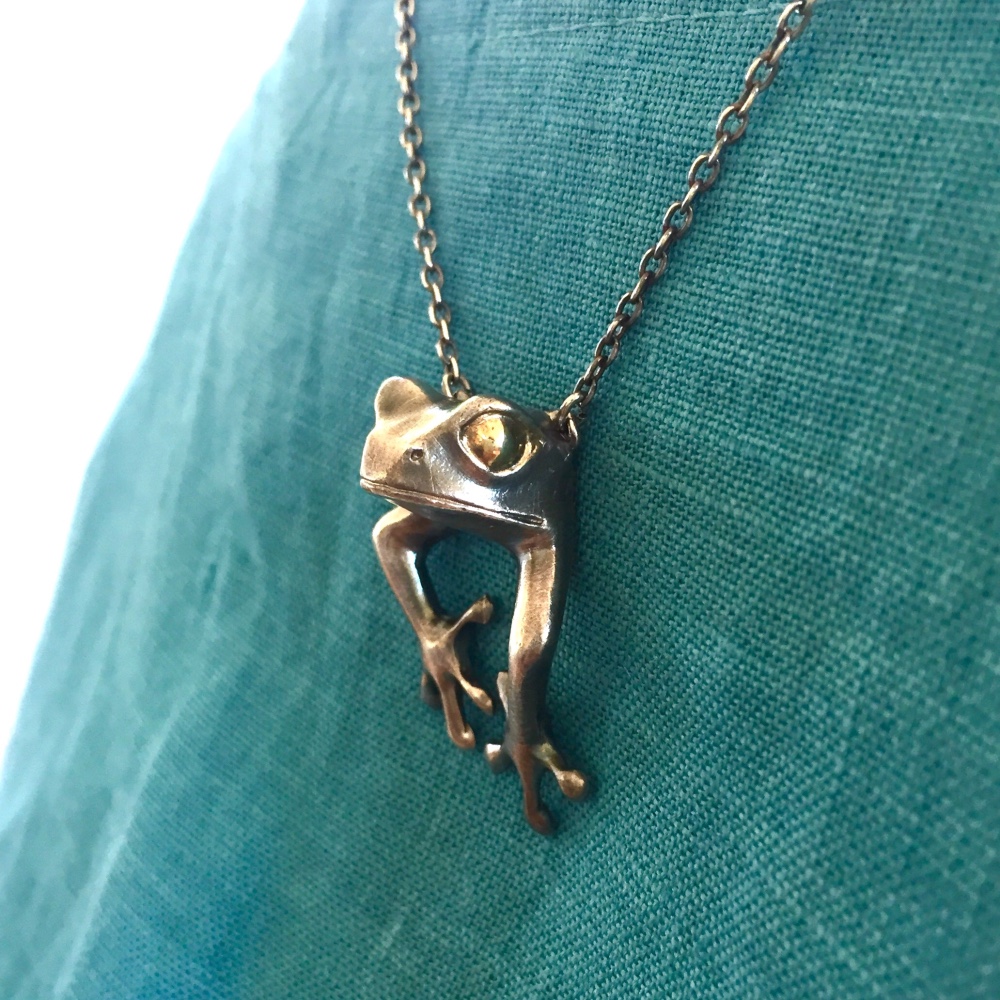 こんにちはカエルペンダント