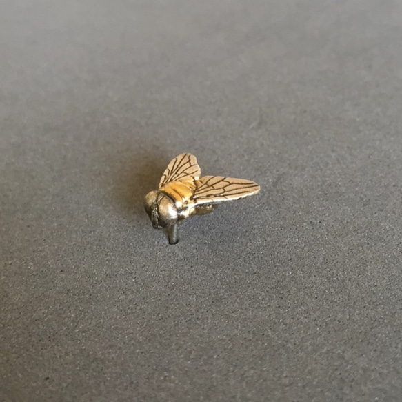 金ハエバッジ 2枚目の画像