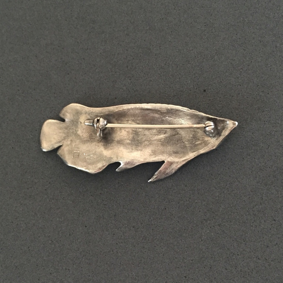 アロワナのブローチ【SV999】《受注制作》 2枚目の画像