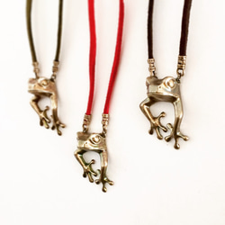 こんにちはカエルペンダント【brass】 1枚目の画像