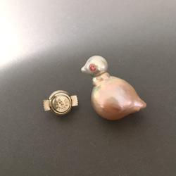 真珠の小鳥ピンバッジ【あこや真珠・淡水真珠】 2枚目の画像