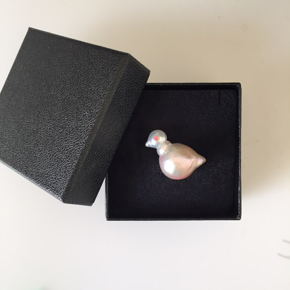 真珠の小鳥ピンバッジ【あこや真珠・淡水真珠】 5枚目の画像