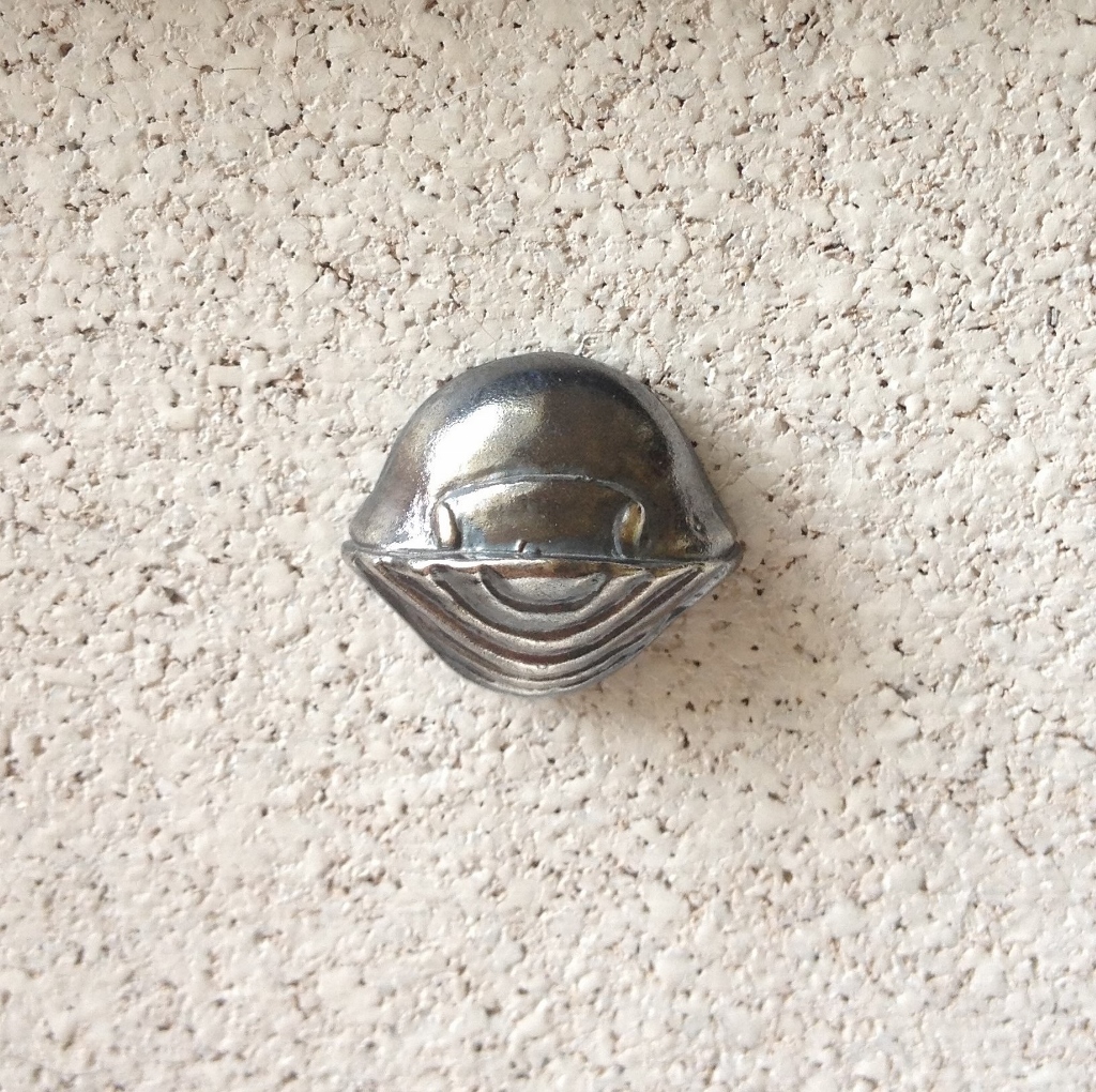 ダンゴムシバッジ