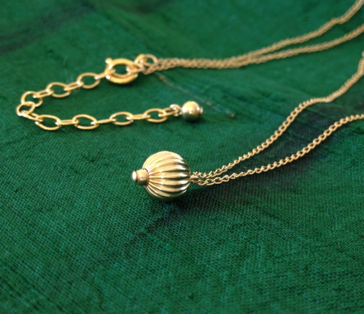 チョウの卵（アカボシゴマダラ）ペンダント 【K14gf】