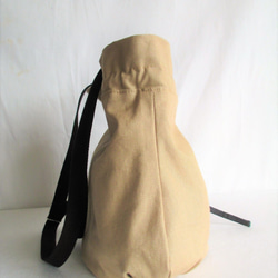 帆布の巾着型斜め掛けショルダーバッグ（キャメル）「送料無料」 3枚目の画像
