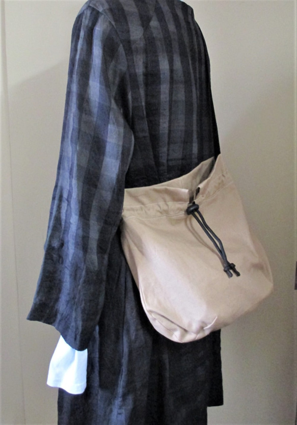 帆布の巾着型斜め掛けショルダーバッグ（ミルクティー色）中サイズ「送料無料」 1枚目の画像