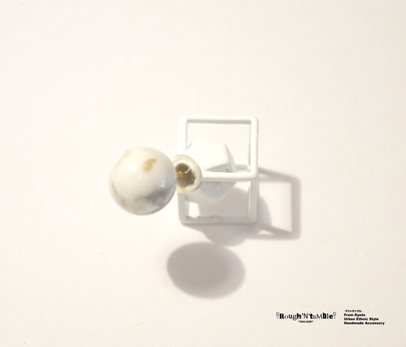 Cube catch pierce White×howlite（片耳販売） 1枚目の画像