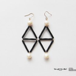 Black&pearl double triangle pierce 第1張的照片