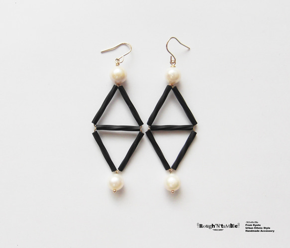 Black&pearl double triangle pierce 第1張的照片