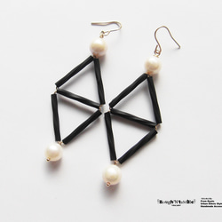 Black&pearl double triangle pierce 第2張的照片