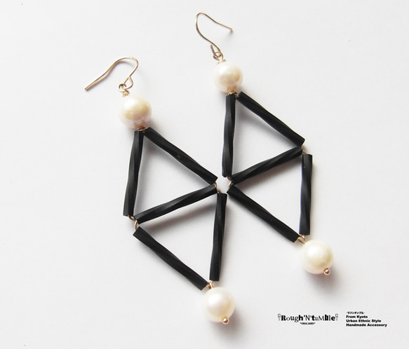 Black&pearl double triangle pierce 第3張的照片