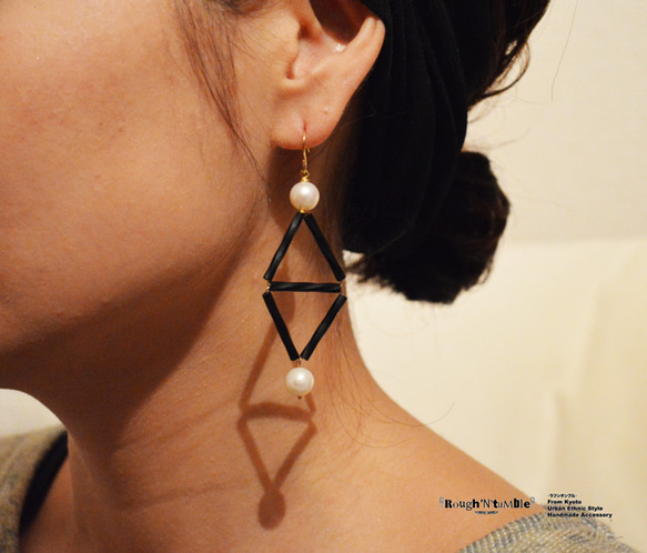 Black&pearl double triangle pierce 第4張的照片