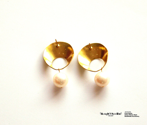 Gold donut pierce pearl 第3張的照片